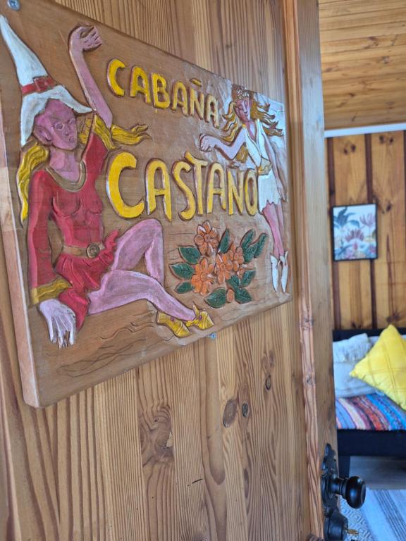 a sign on the wall of a cabin in a room at Cabañas Carolín Cacao Castaño in San José de Maipo