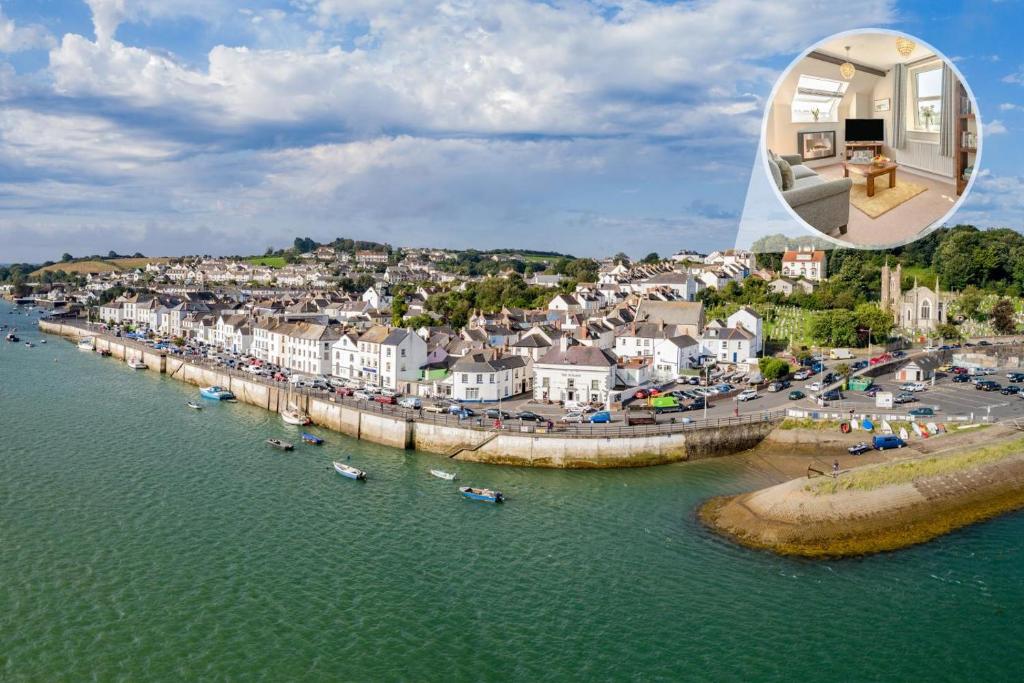 a view of a town with boats in the water at 2 Bed in Appledore oc-gable in Appledore