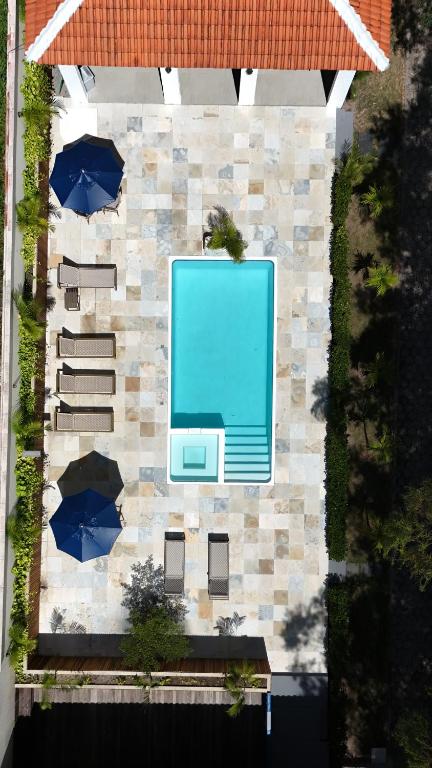 an overhead view of a swimming pool with umbrellas at Pousada Vila Pequi in Barreirinhas