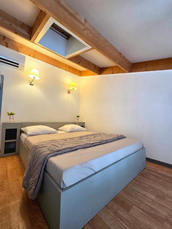 a bedroom with a large bed in a room at Studio Luna Rose in Merville