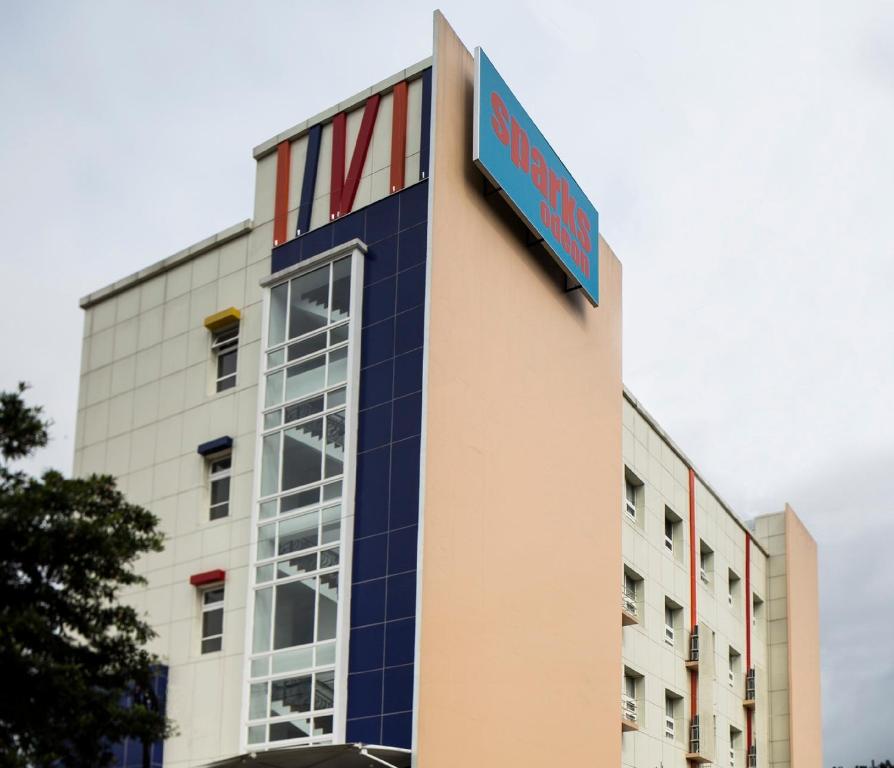 um edifício com um sinal na lateral em Sparks Odeon Sukabumi, ARTOTEL Curated em Sukabumi