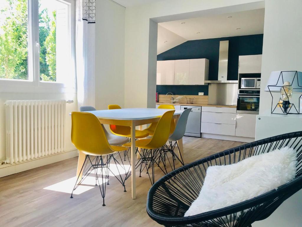 a kitchen and dining room with a table and chairs at La maison Champollion in Albi