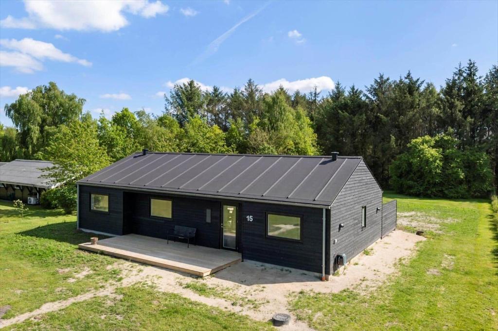 a black tiny house in a field at OH591-Storvorde-Pilekrogen-15 in Skelby