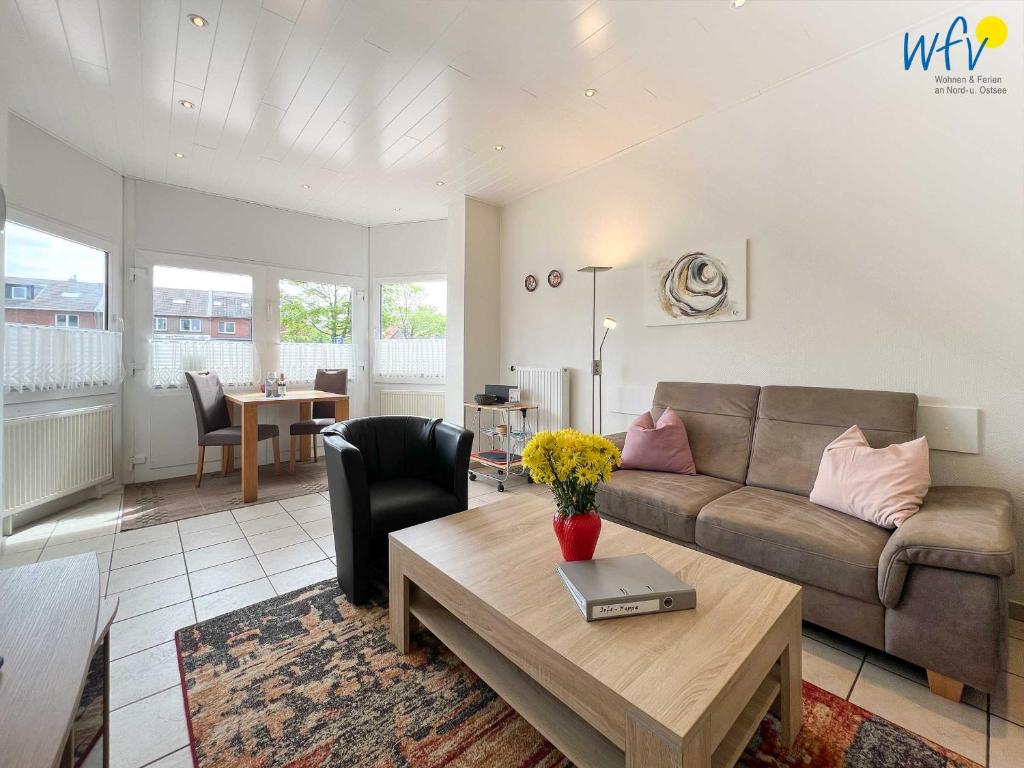 a living room with a couch and a table at Haus Wilhelm-Feldhoff Ferienwohnung Veen in Borkum