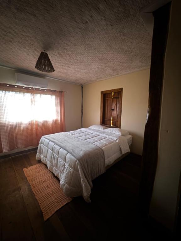 a bedroom with a bed and a window at Retiro Real in Santo Antônio do Leite