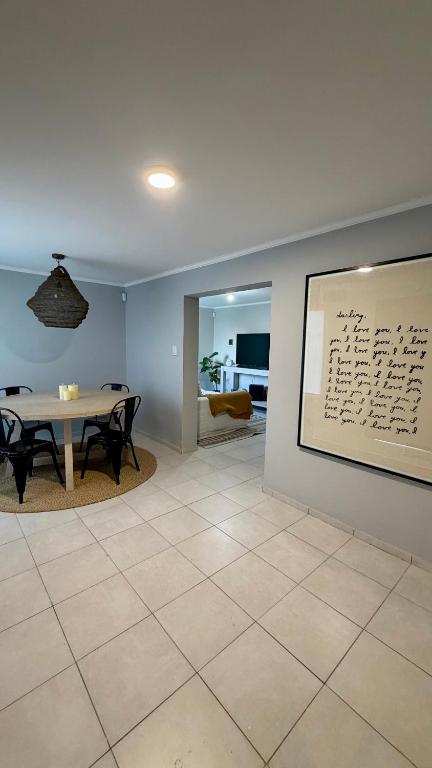 a dining room with a table and a picture on the wall at casa mar in Playa Unión