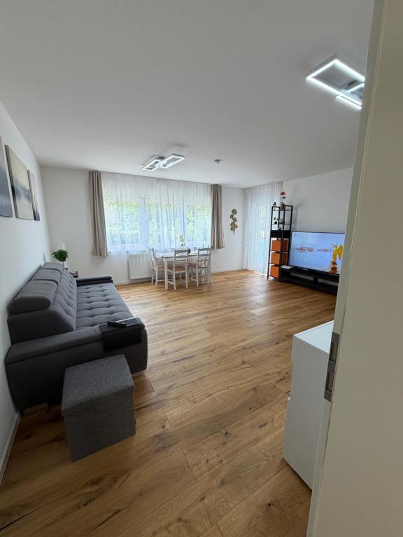 Modern 2-Room Apartment in Hockenheim with Free Parking, Wi-Fi & Reinigung Service