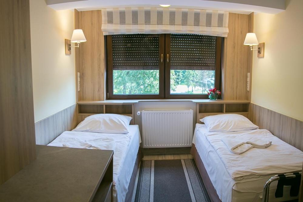 Postel nebo postele na pokoji v ubytování Hotel Korona