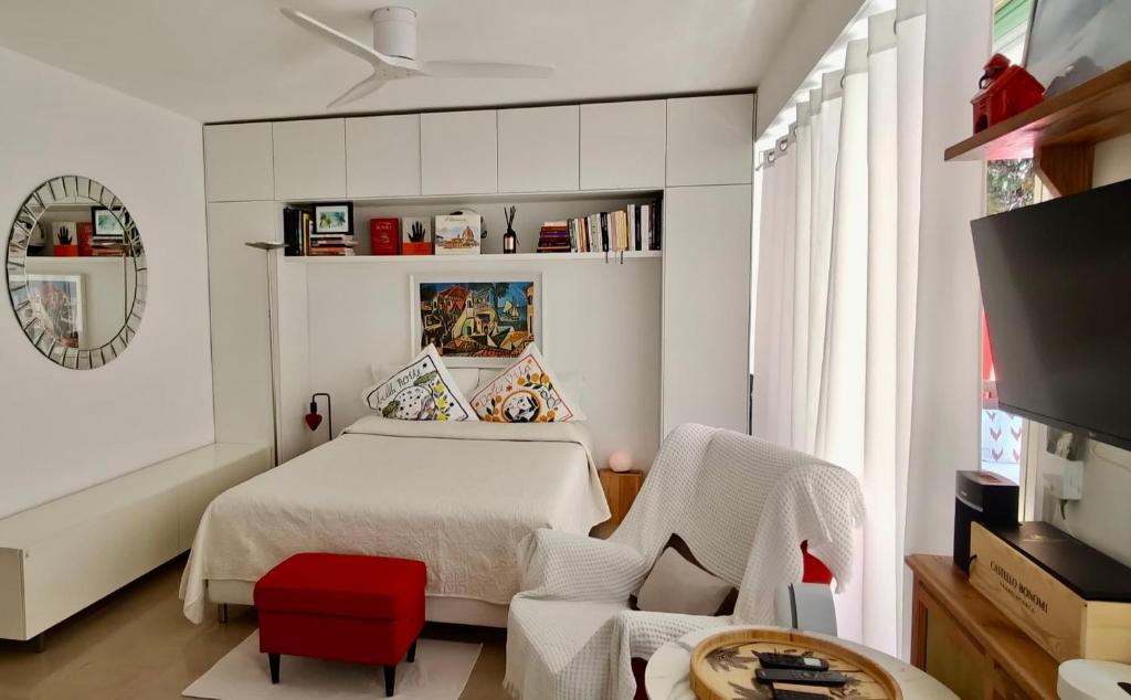 Cosy Studio, Terrace and Free Parking Next to the Beach