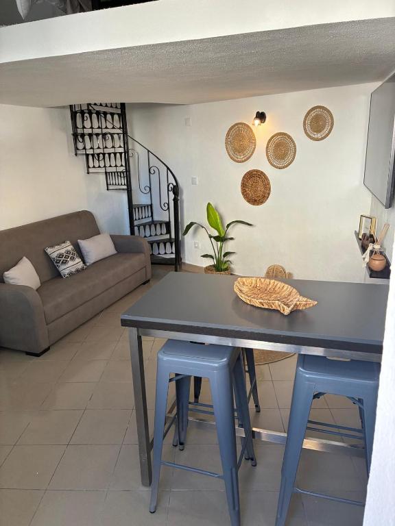 a living room with a table and a couch at Casa Ducrate by Asterisco Secular in Crato
