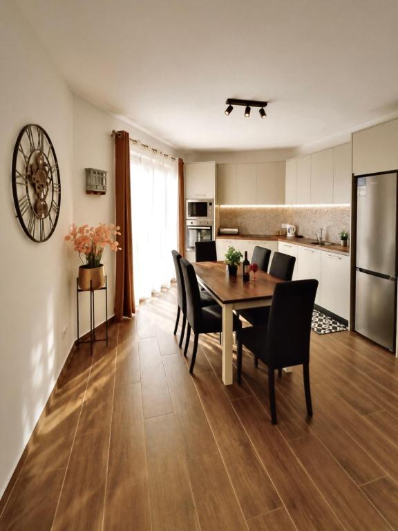 a dining room and kitchen with a table and chairs at New Apartment - 3 min to Airport - 10 min to Valletta in Gudja
