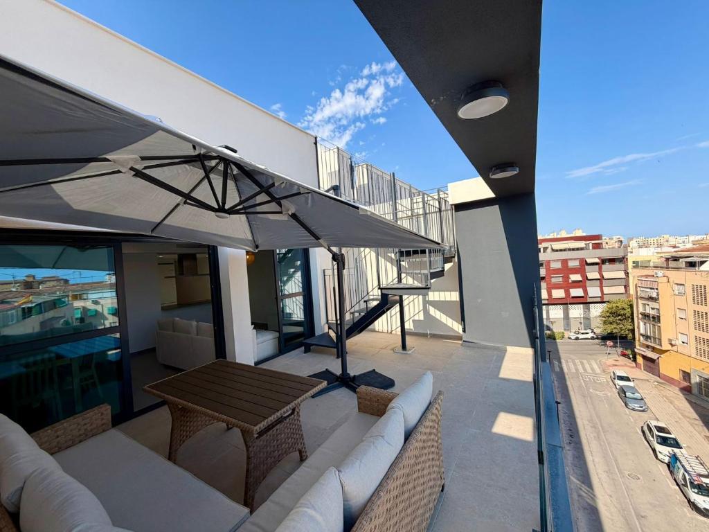 Ático moderno, pool & parking para estancias temporales