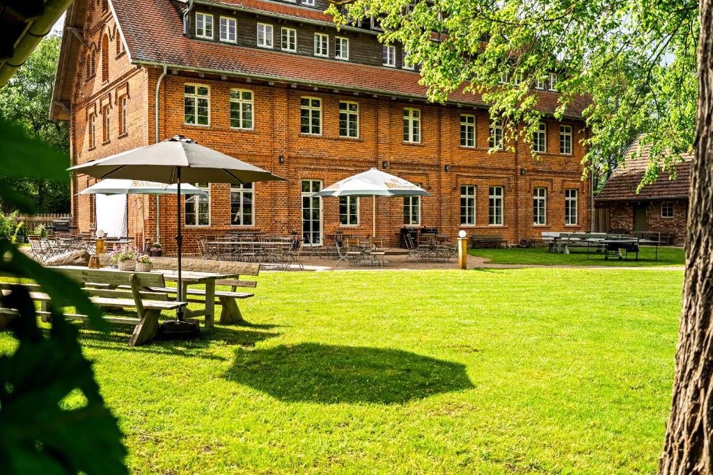 ein Gebäude mit einem Picknicktisch und einem Sonnenschirm in der Unterkunft Weizenkammer in Rechlin