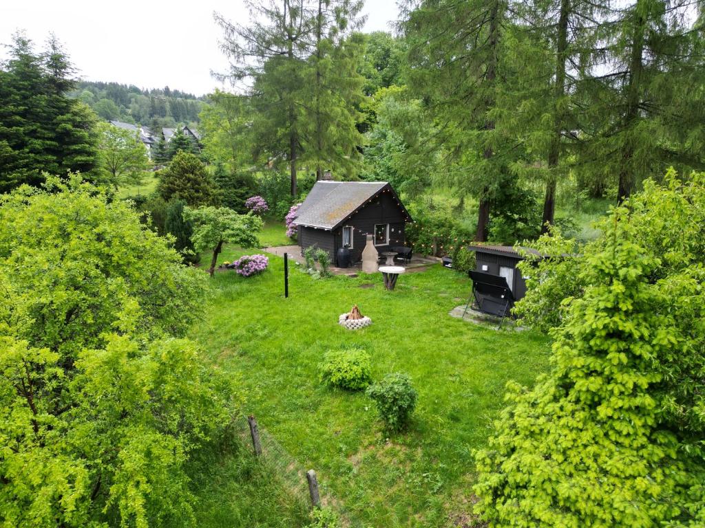 an aerial view of a yard with a house at Idylissches Ferienhäusle im Thüringer Wald in Suhl