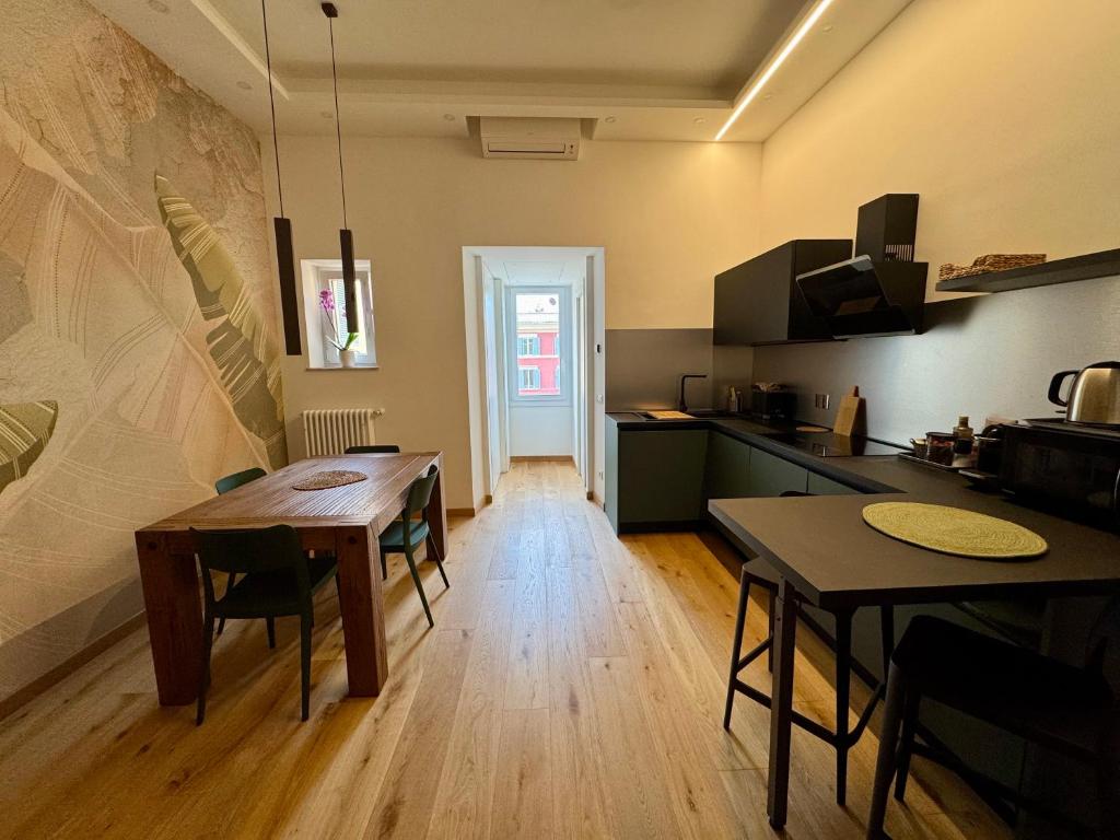 a kitchen and dining room with a table and chairs at Equi60 in Rome