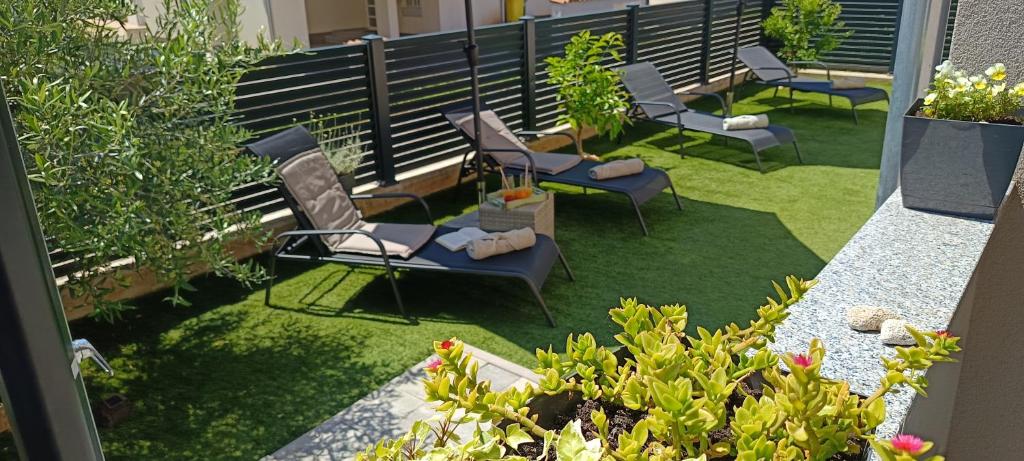 Sunny Oasis Apartment - high ground floor with sunny terrace & private garden!!