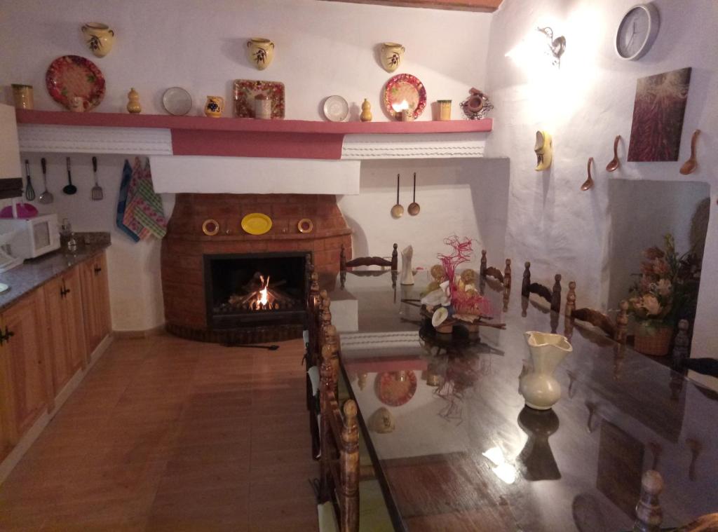 Casa Cueva La Fuente في Fontanar: إطلالة علوية لغرفة معيشة مع موقد