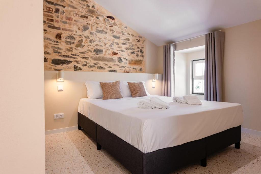 a bedroom with a large bed in a room at Casas dos Amigos in Bom Sucesso