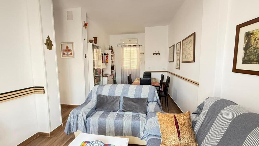 a living room with a couch and a chair at Apto a 5 min a pie de la playa in Málaga