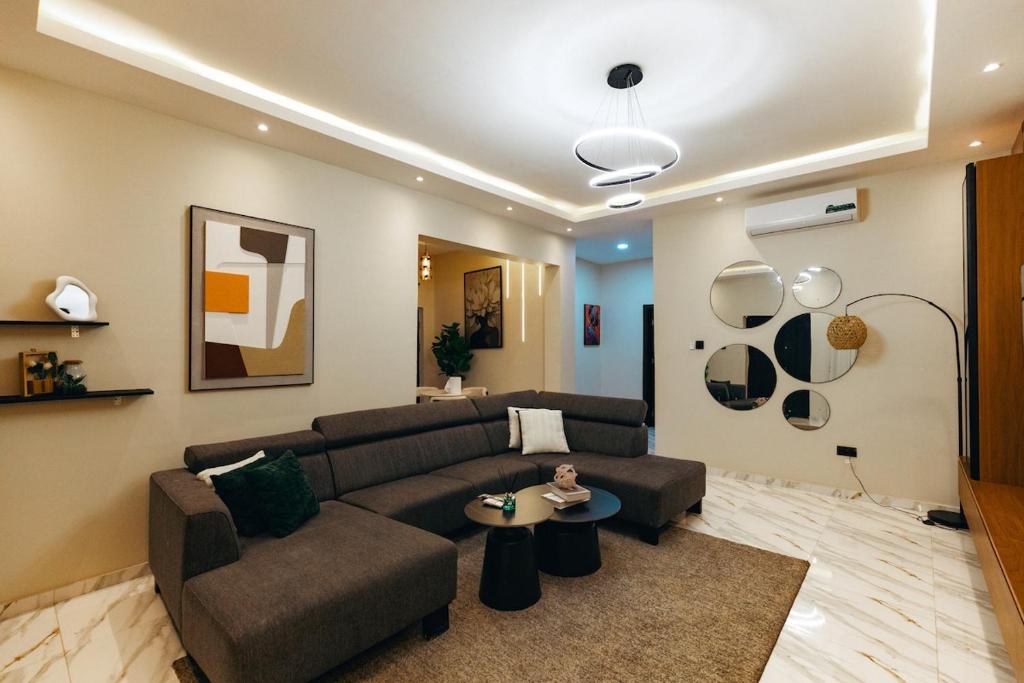 a living room with a couch and a table at Stay-city Rans in Apenkwa