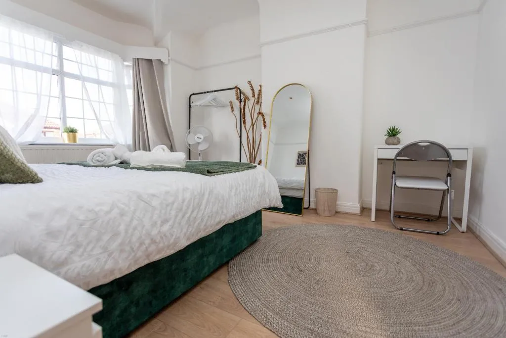 3 Bed Home near Etihad, long and short term stays Free parking and Sleeps 6
