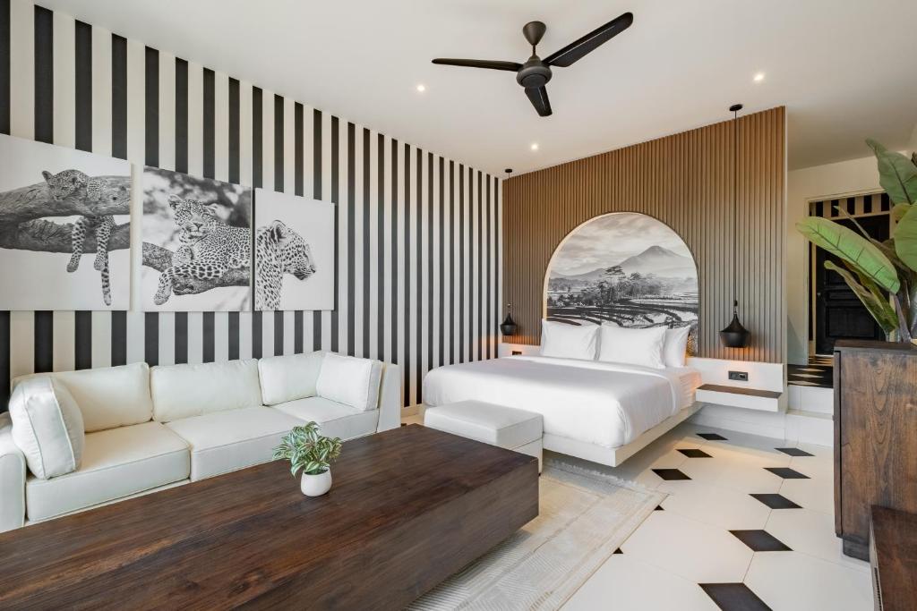 a bedroom with a bed and a couch at Avida Studios in Uluwatu - 5 mins walk to Thomas Beach in Uluwatu