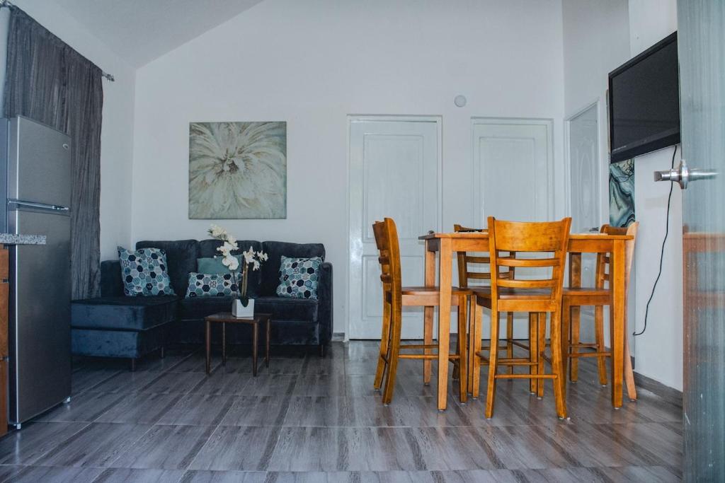 a dining table and chairs in a living room at Villa La Dueña Las Terrenas in Las Terrenas