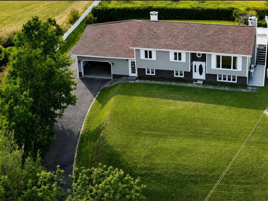 Luftaufnahme eines Hauses mit großem Garten in der Unterkunft Exceptional Ocean View Hillview in Northern Bight