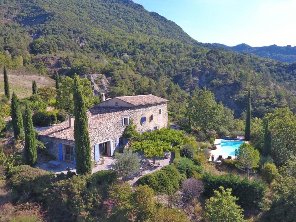 an external view of a villa with a swimming pool at Le Serre des Granges Plus in Montaulieu