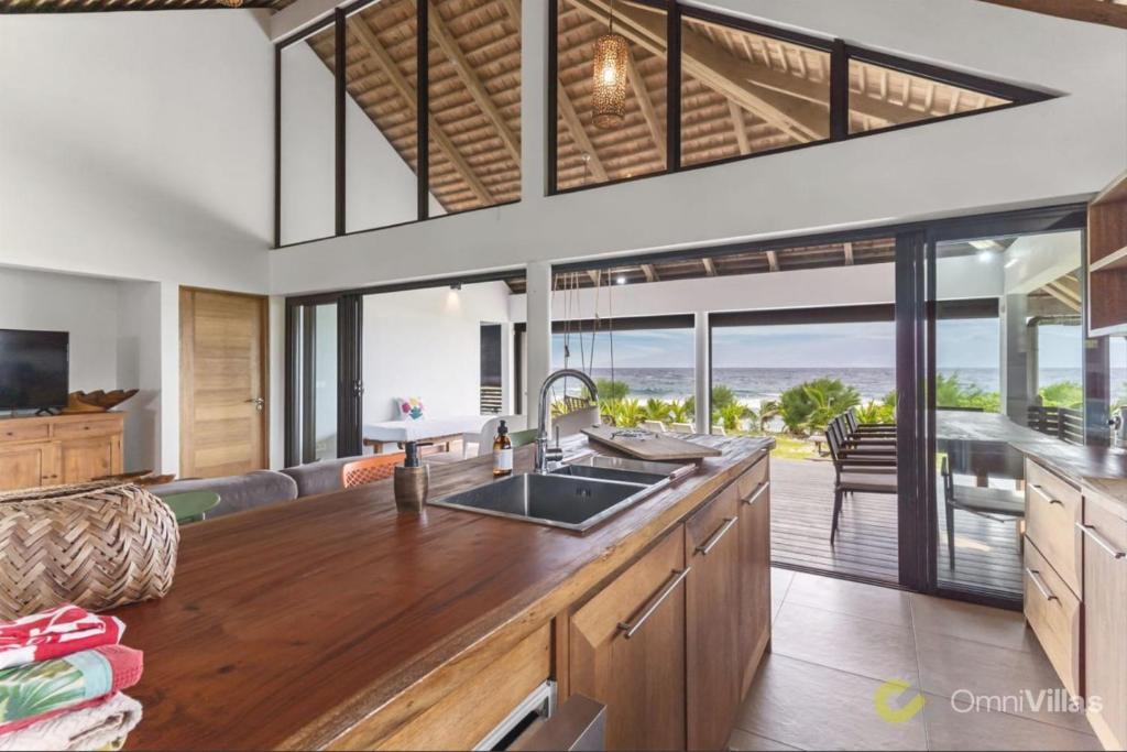 Seaside Paradise: 6BR Beachfront Haven in Moorea - photo 5 - Moorea, Polynésie