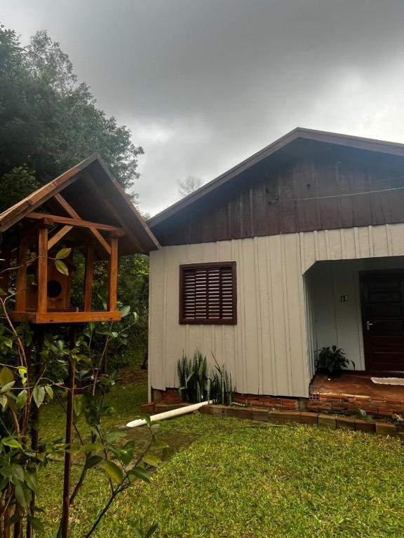 a white building with a window and a yard at Casa proximo parque in Santa Rosa