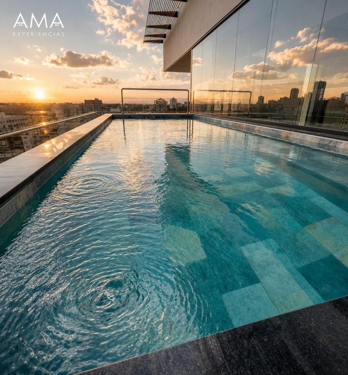 a swimming pool on the roof of a building at Hermoso refugio céntrico in Santo Domingo