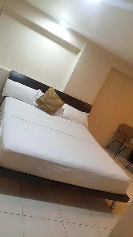 a large white bed in a small room at hotel rio in Guayaquil