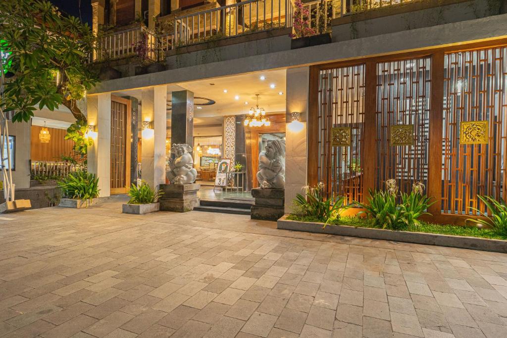 a lobby of a building with a courtyard with plants at Nirmala Heritage Hotel in Jimbaran