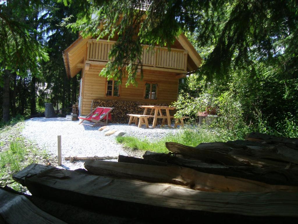 eine Blockhütte mit einem Picknicktisch davor in der Unterkunft Brandluckner Nesterl in Heilbrunn