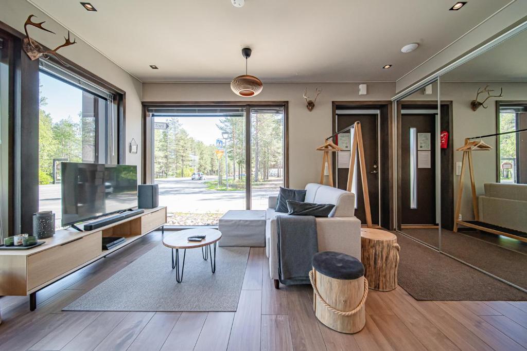 a living room with a couch and a tv at Levi Platinum Aurora in Levi