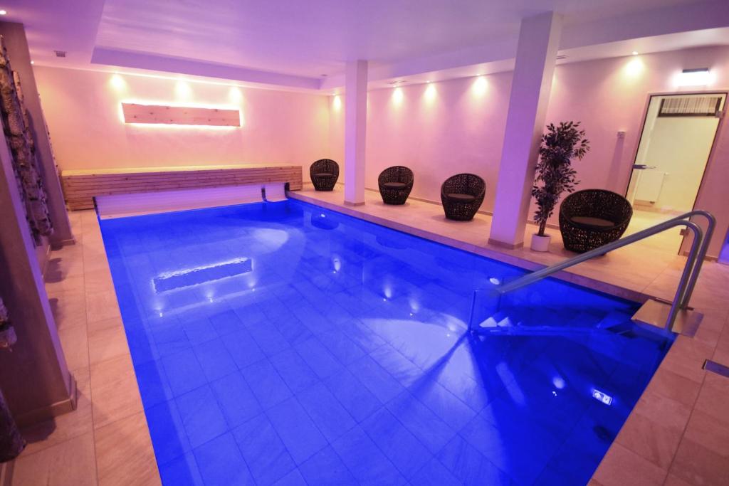 Bazén v ubytování Hotel Haus Wiesengrund nebo v jeho okolí
