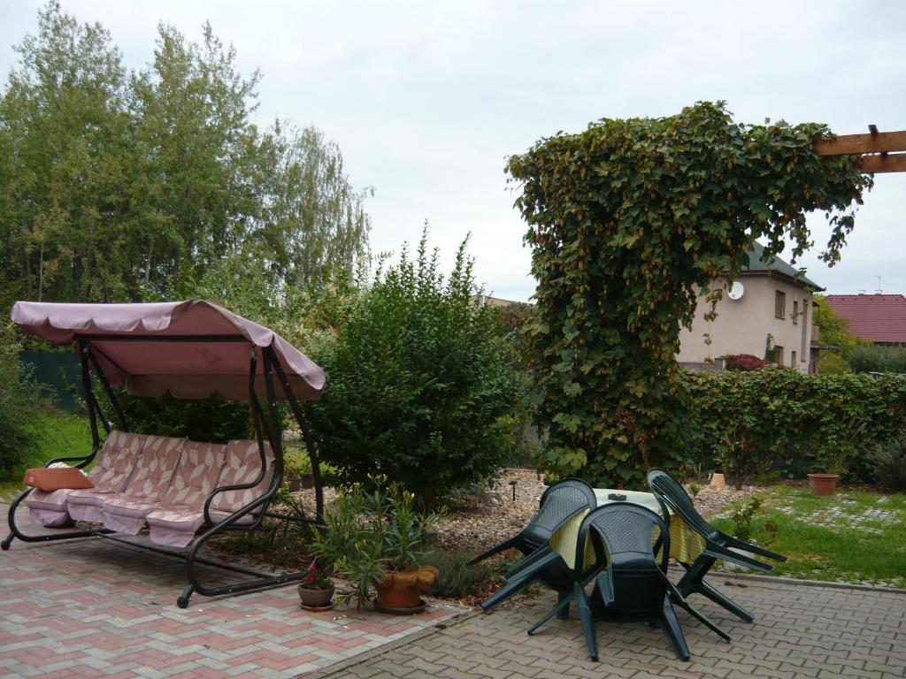 Ogród w obiekcie Apartments - Penzion Lena