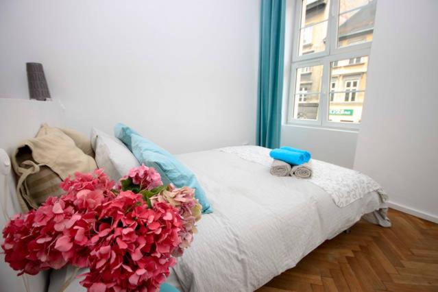 Un dormitorio con una cama con flores. en Venice Lagoon Apartment, en Cracovia