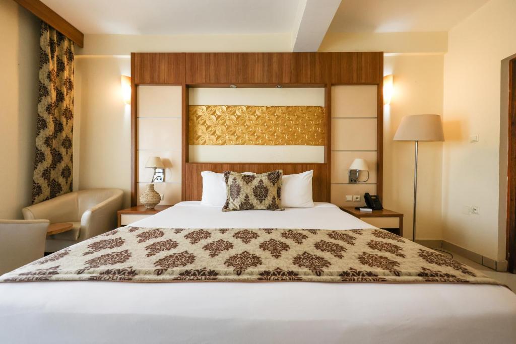 Llit o llits en una habitació de Atlantic Hotel