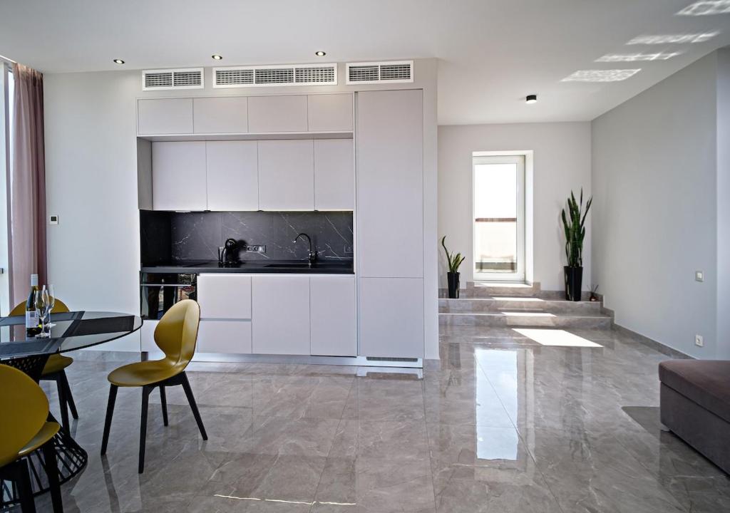 Apartments with a terrace and panoramic sea and city views фото 4