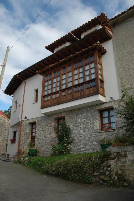 a house with a large window on the side of it at Casa Rural Maribel II in Cue