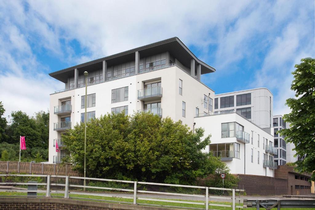 een wit gebouw met een zwart dak bij Western Gate, Executive Central Apartments in Basingstoke