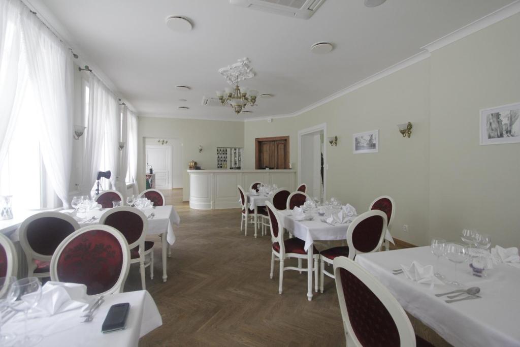 Reštaurácia alebo iné gastronomické zariadenie v ubytovaní Lawendowy Dworek