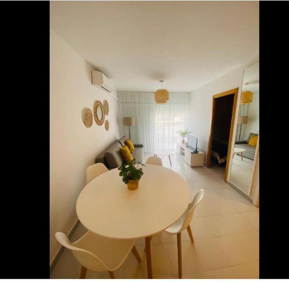 a white table and chairs in a living room at Acuario I RR18 in La Pineda