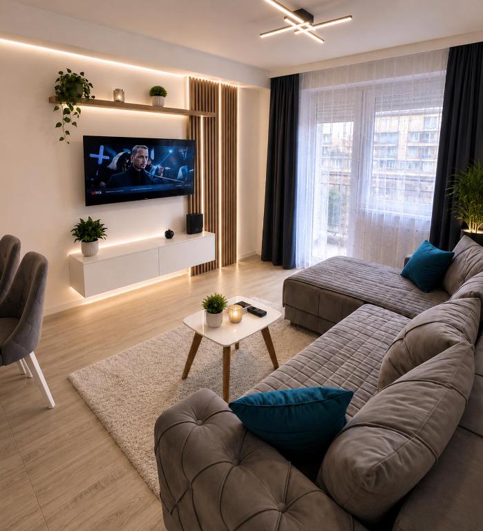a living room with a couch and a tv at Apartman Centar Paracin in Paraćin