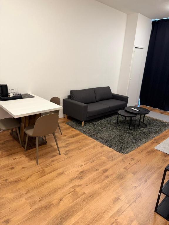 a living room with a black couch and a table at Ejon in Lelystad