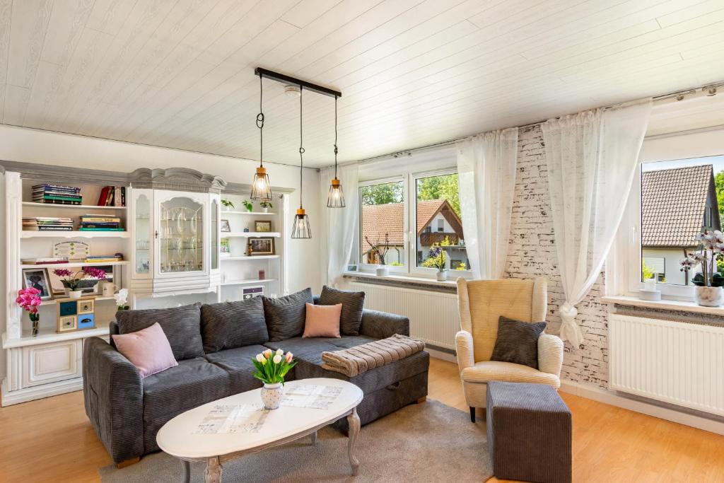 a living room with a couch and a table at Ferienwohnung am Herreder Wald in Nordhausen