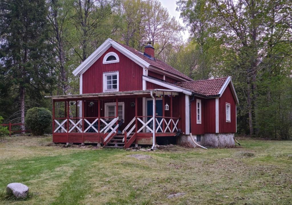a red house in the middle of a field at Typisches Schwedisches Haus in Eriksmåla