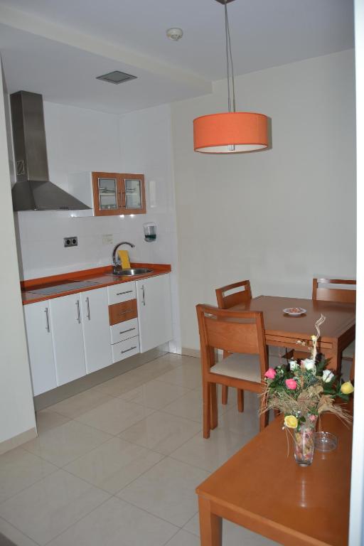 A kitchen or kitchenette at Aparthotel Bahía